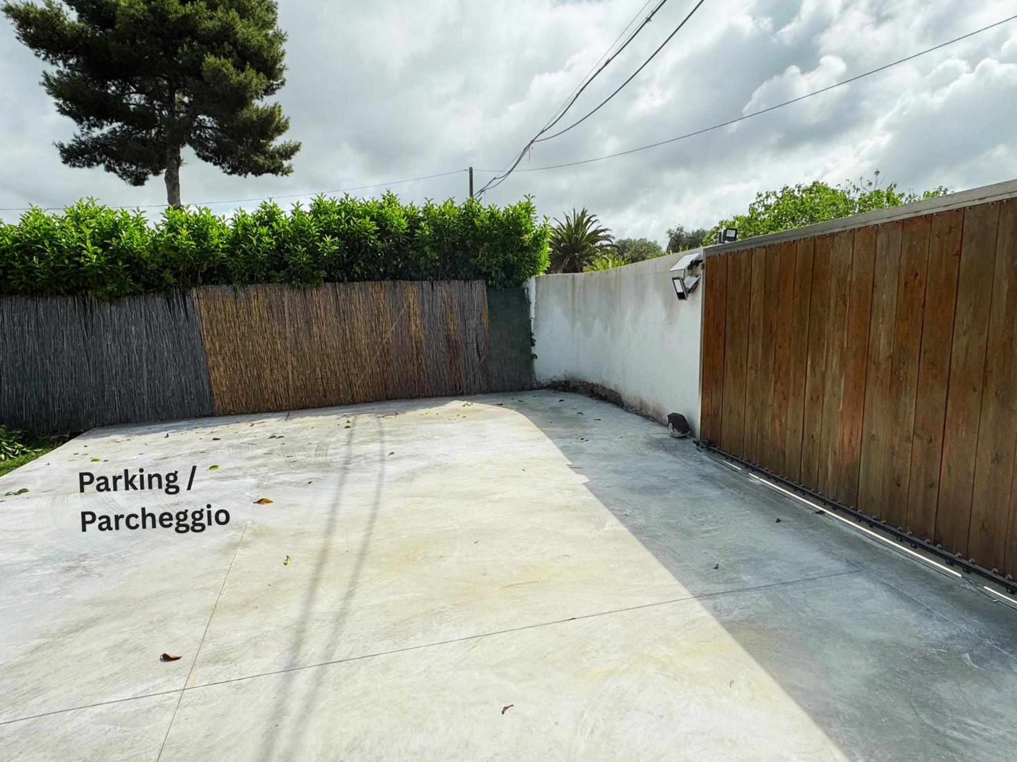 Algherolux -Free Secure Gated Parking For Cars And Motorbikes 외부 사진